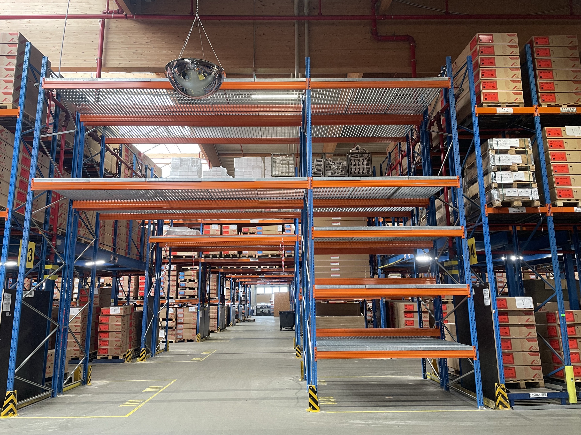 Industrieregal in Filial-Logistik-Zentrum — Loshaj Regalbau