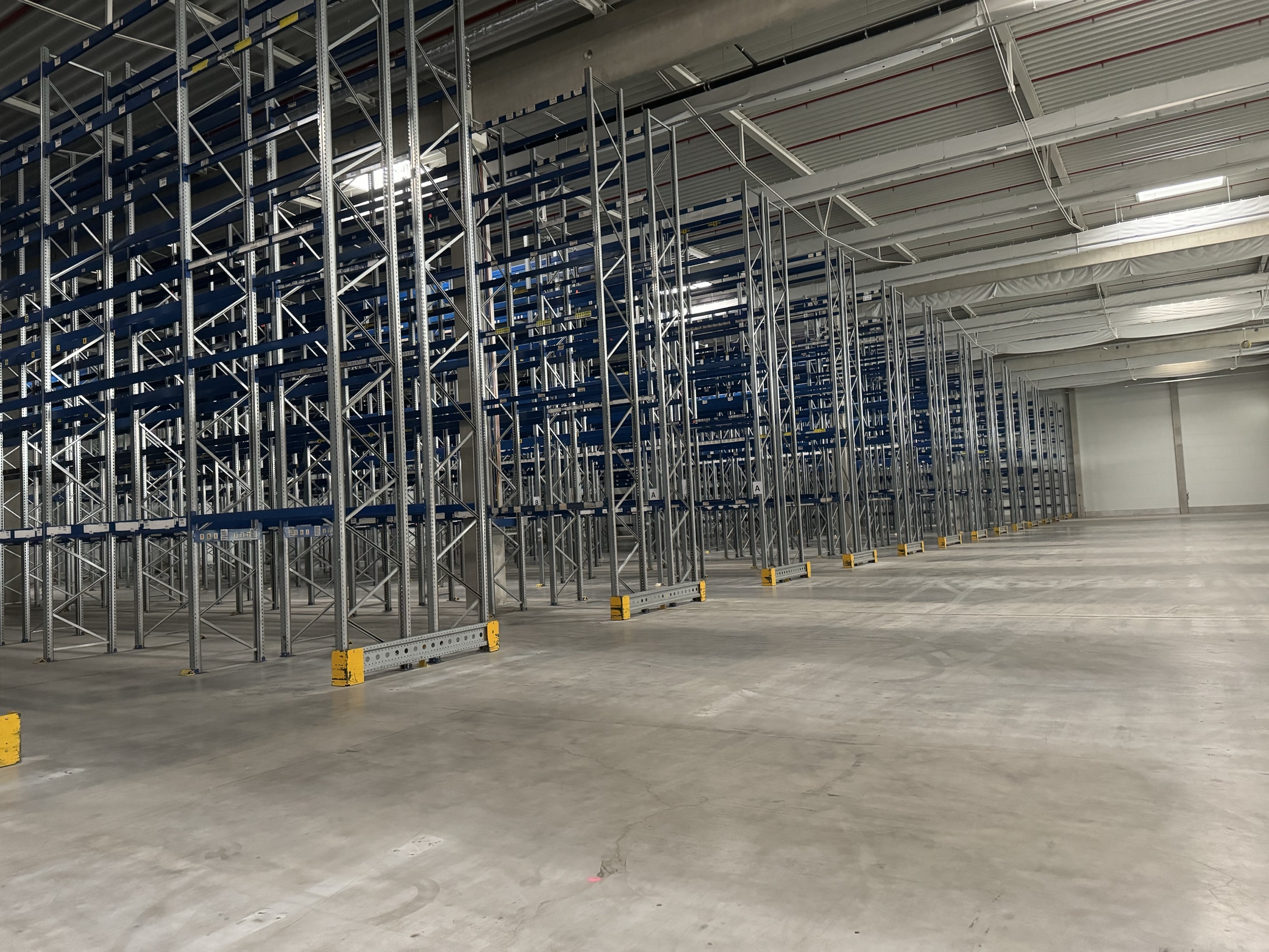 Leere Neuhalle vor Montagebeginn   — Loshaj Regalbau